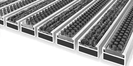 Eingangsmatte mit Rips und Bürsten